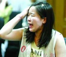 2006年庭审现场，死刑犯刘晶晶被法警带进法庭的瞬间，情绪彻底崩溃。她止不住泪