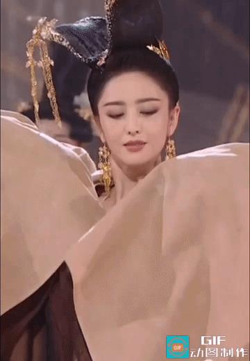 顾盼生姿，眼波流转，媚眼如丝！女人看了都迷糊，西施貂蝉也不过如此吧！她跳舞