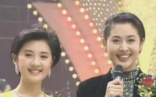 1991年春晚，倪萍在给观众念海外华人祝福国人的贺电时，突然惊出了一身冷汗，原来