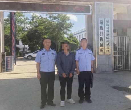 陕西靖边，一位五十多岁的农民瞅着一片"荒地"长满了草，索性开着四轮旋耕机轰轰