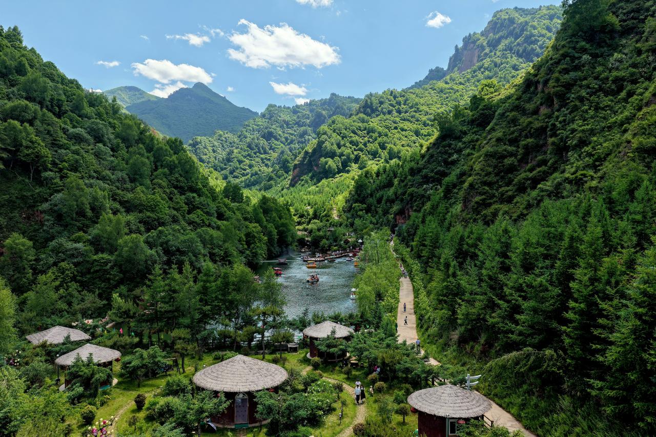 渭河东源的美，藏在青山绿水之间。层叠峡谷被浓荫覆盖，风拂过时，带着草木的清香扑面