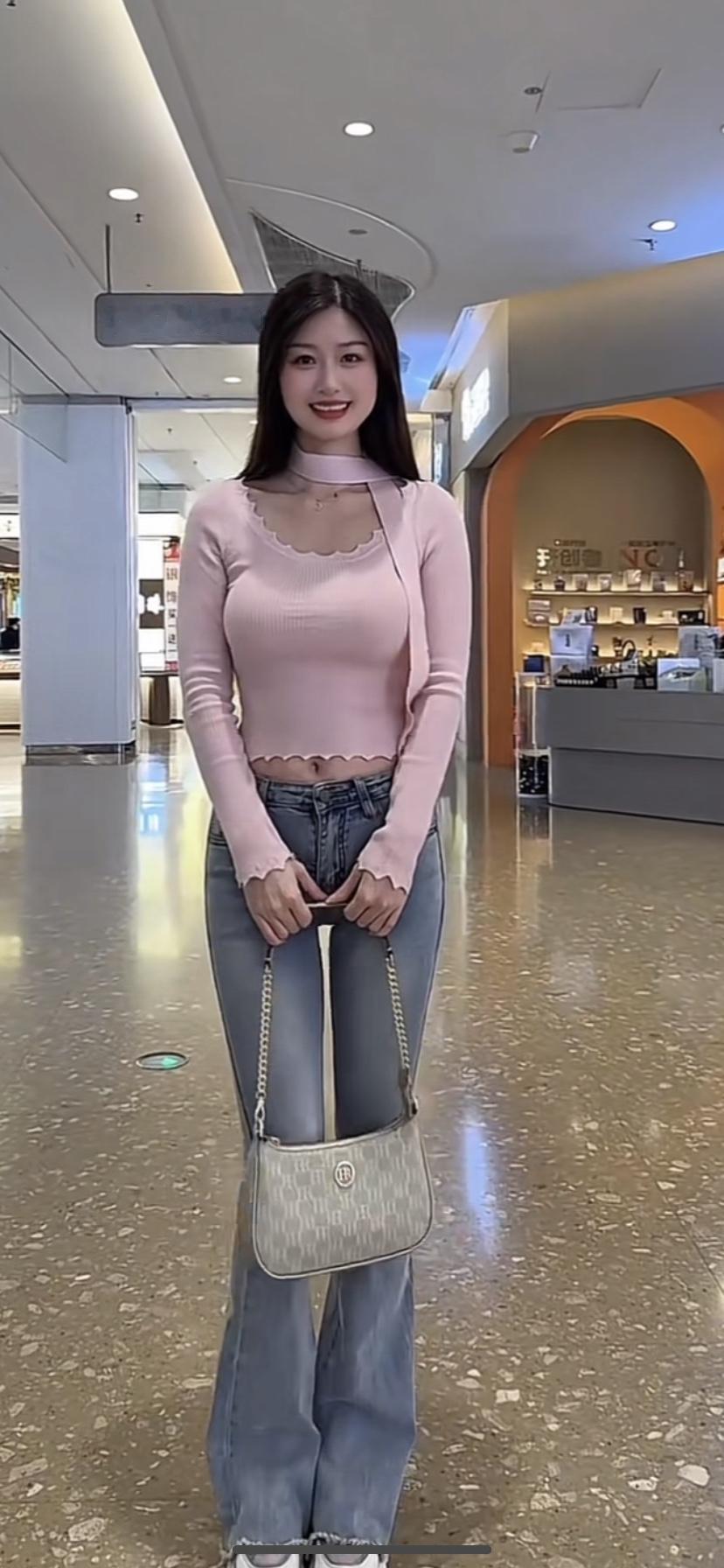 这姑娘在商场里拍美照呢！