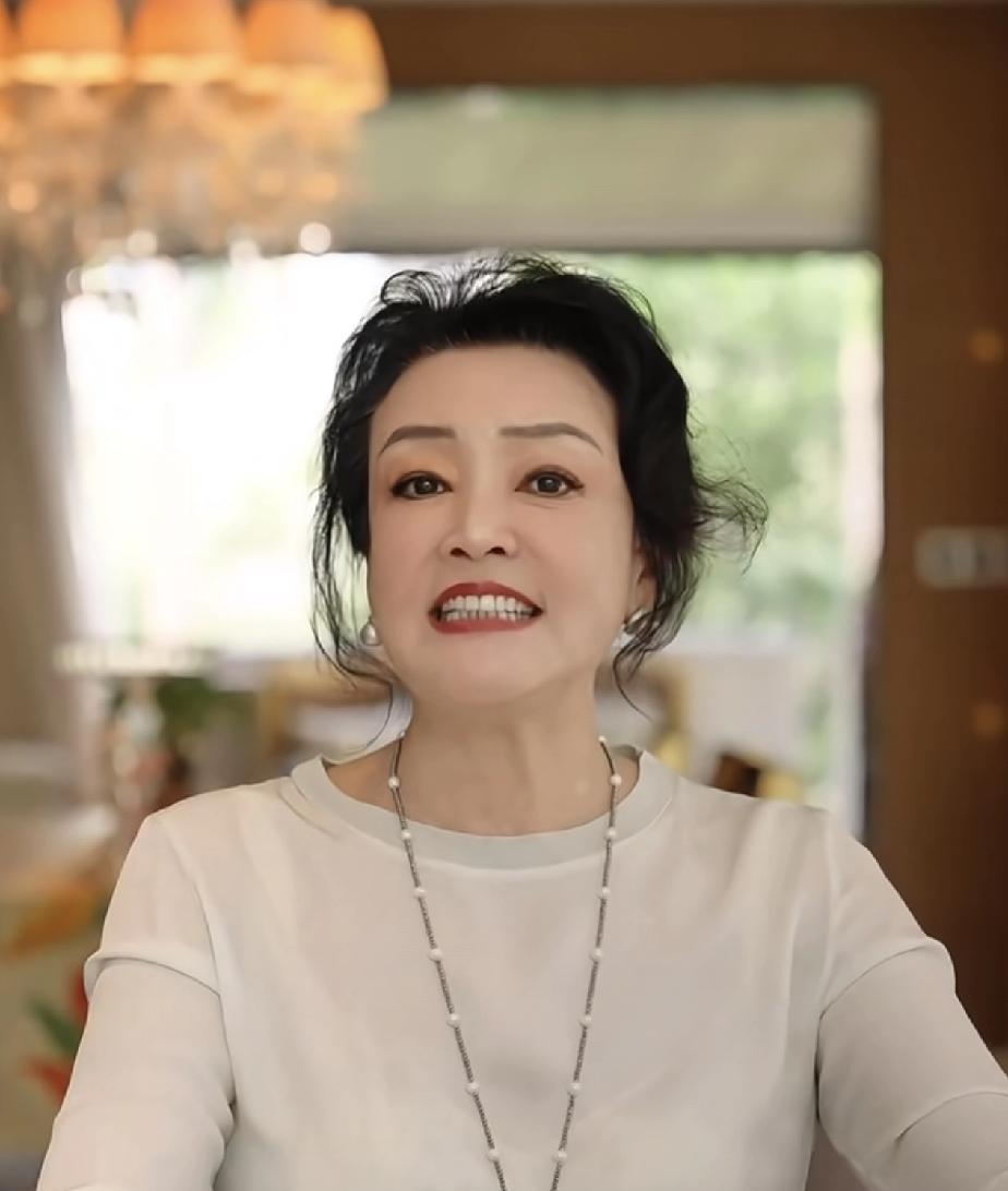 流量又被她抓到！张兰真是营销奇才，罗永浩也服气啊！后厨直播炒菜，看看这烟火