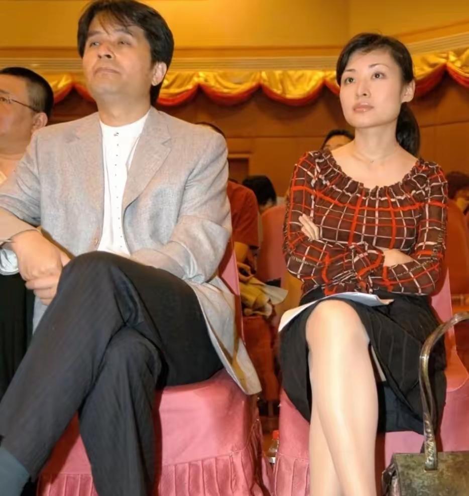那个时候的他和周涛在一起还人五人六的，主持的节目也挺招人喜欢，结果后来自己被暴露