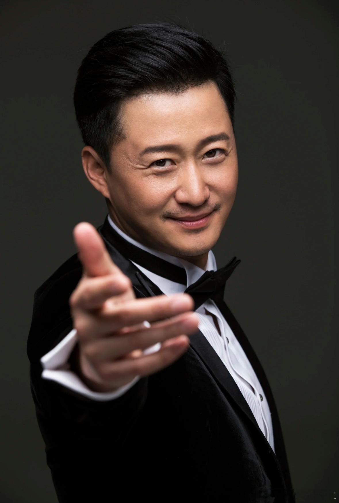 吴京之手已经出现人传人的现象了镖人剧组只剩孙艺洲没被同化了