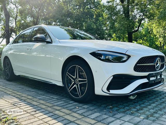 用车感受（新提车车主）外观：选奔驰C，外观真的是漂亮，至少应该没有谁会说c的外