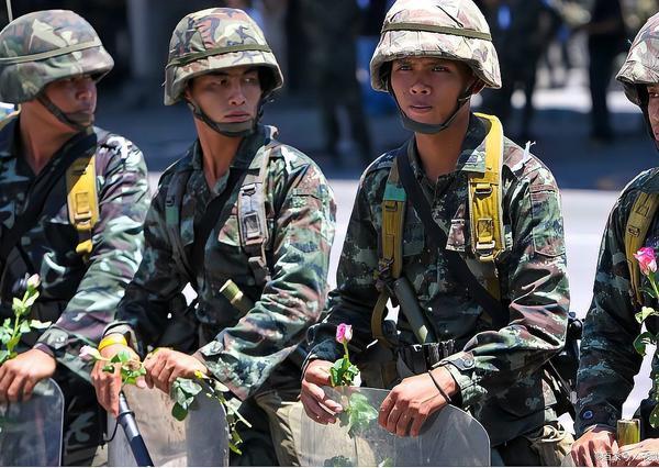 突发！泰国F-16炸向柬埔寨，3天交火致10人死伤，和平协议刚签2个月就撕毁？