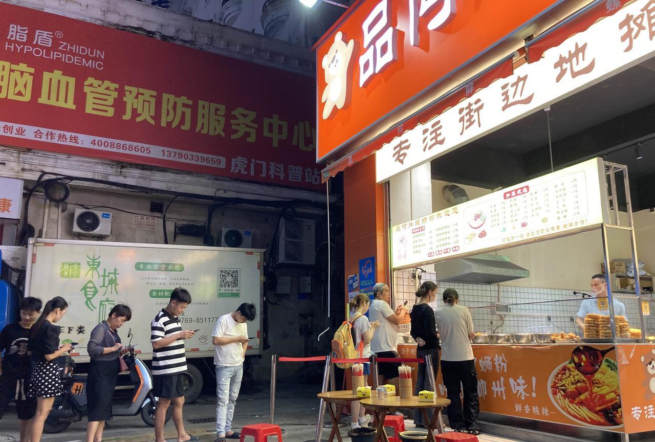 今晚，我发现了东莞大力发展“夜经济”的底气，那就是：东莞的年轻人是真多！