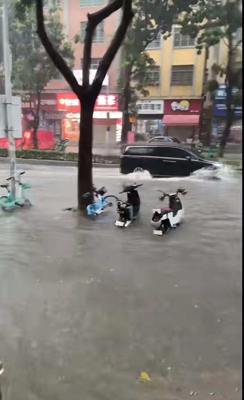 广州南沙区金沙路，一场大雨下来，路面又变成河流了。这条路也属于南沙较为中心的位置