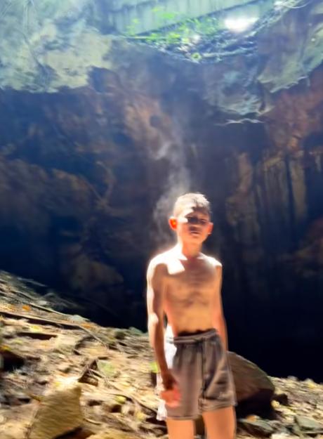 “真是纯阳之体。”广东佛山，一个年轻气盛的少年，偏偏不信邪，顶着能把人烤熟的大太