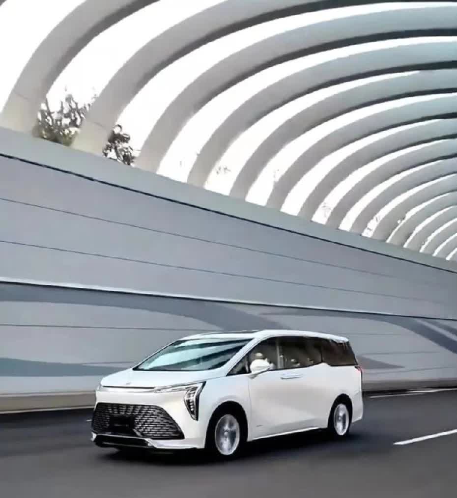 2025款别克GL8。万万没想到别克GL8这次是真的跌到谷底了。说实话这
