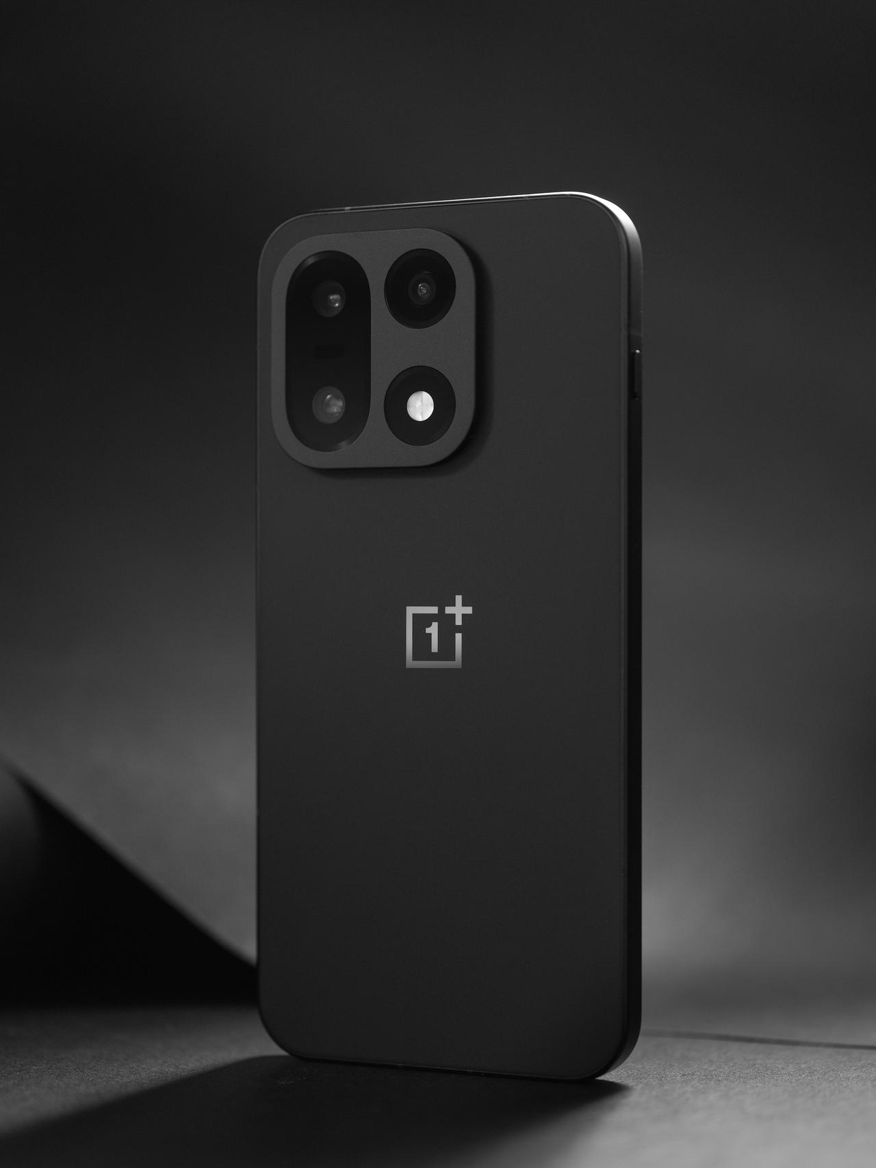 再来一组一加15「绝对黑」，越盘越舒服。其他颜色会一眼惊艳，但是黑白还是更经典，