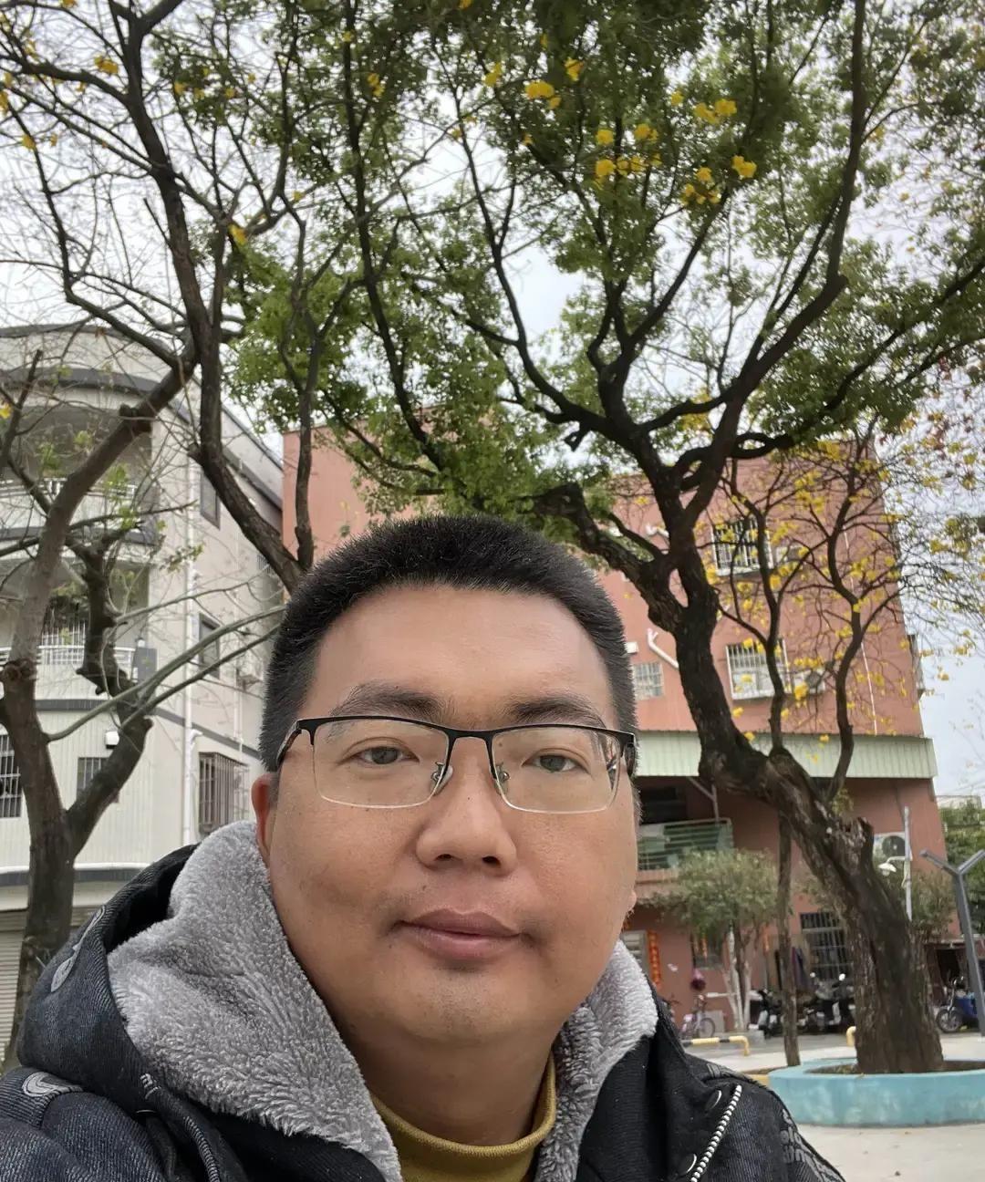 40岁鼻咽癌晚期的阿锋在抖音发视频说想活到孩子成年。我刷到那条走廊自拍，他剃了