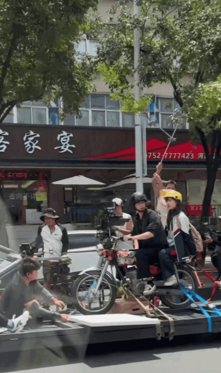 原来演员们骑摩托车的戏是这么拍的啊？难怪电视剧里主角们开车都不用怎么看路，原来压