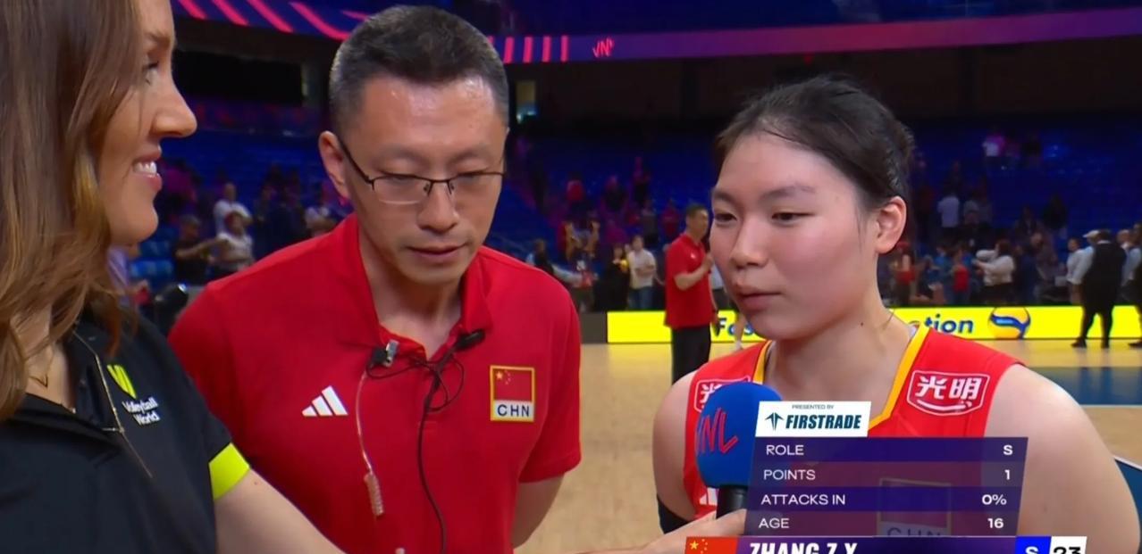 女排小将张籽萱赢球后“感谢领导”。中国女排3-2击败多米尼加，赛后有记者现场采访