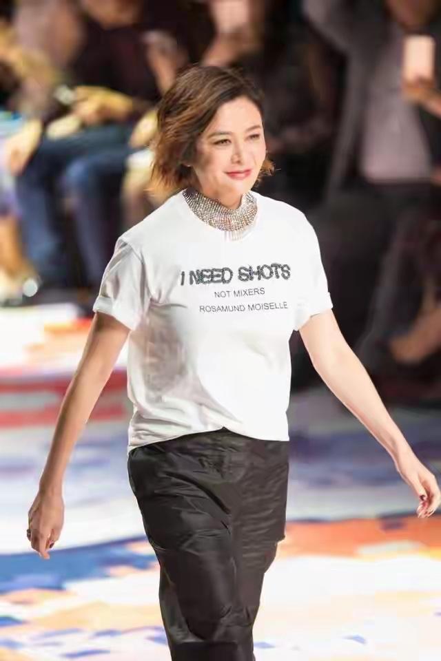 每次看到关之琳，都十分羡慕她的状态，虽然已经是六十多岁的年纪了，但身上压根没有一