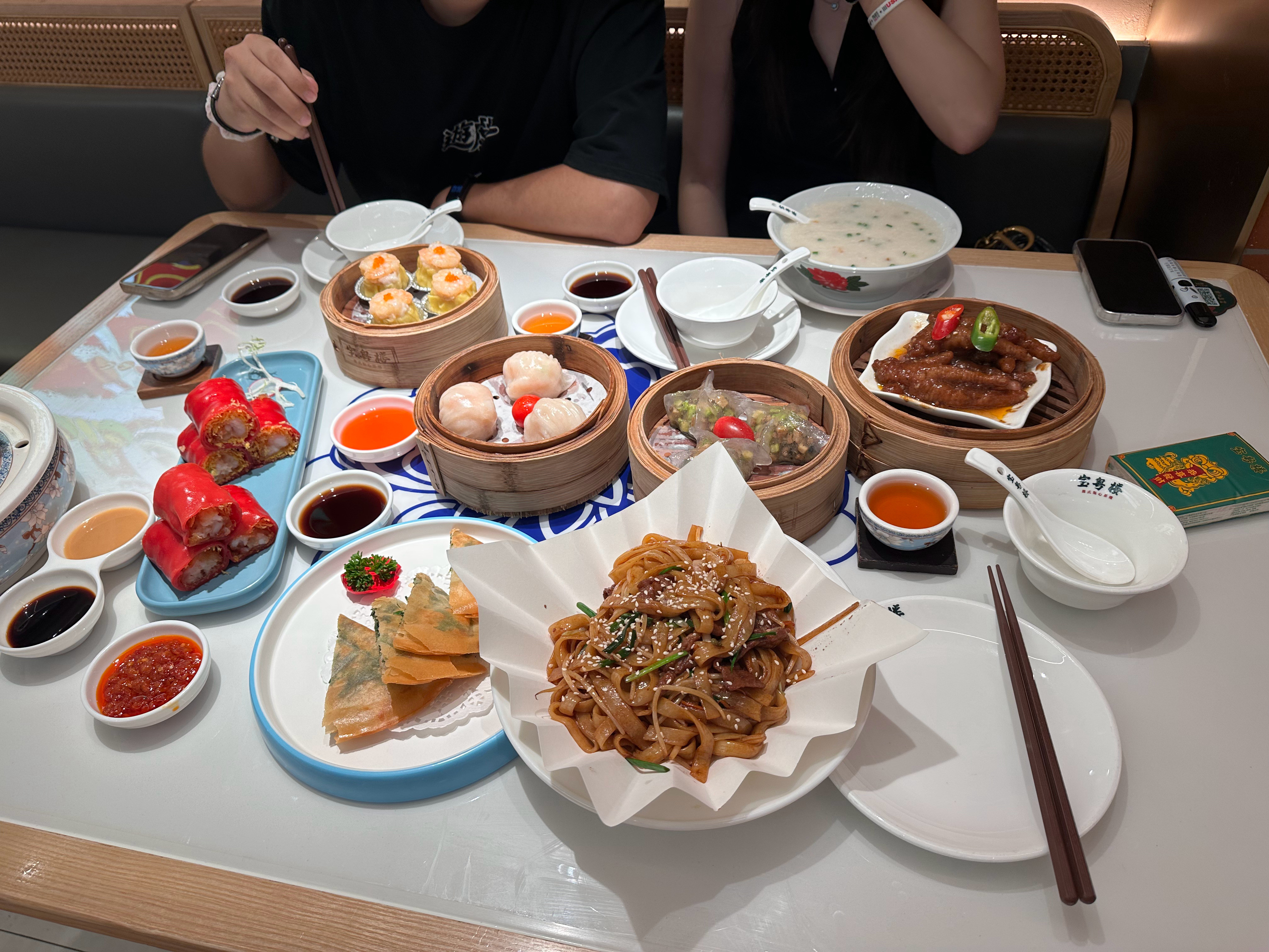 小情侣请月老吃饭了​​​