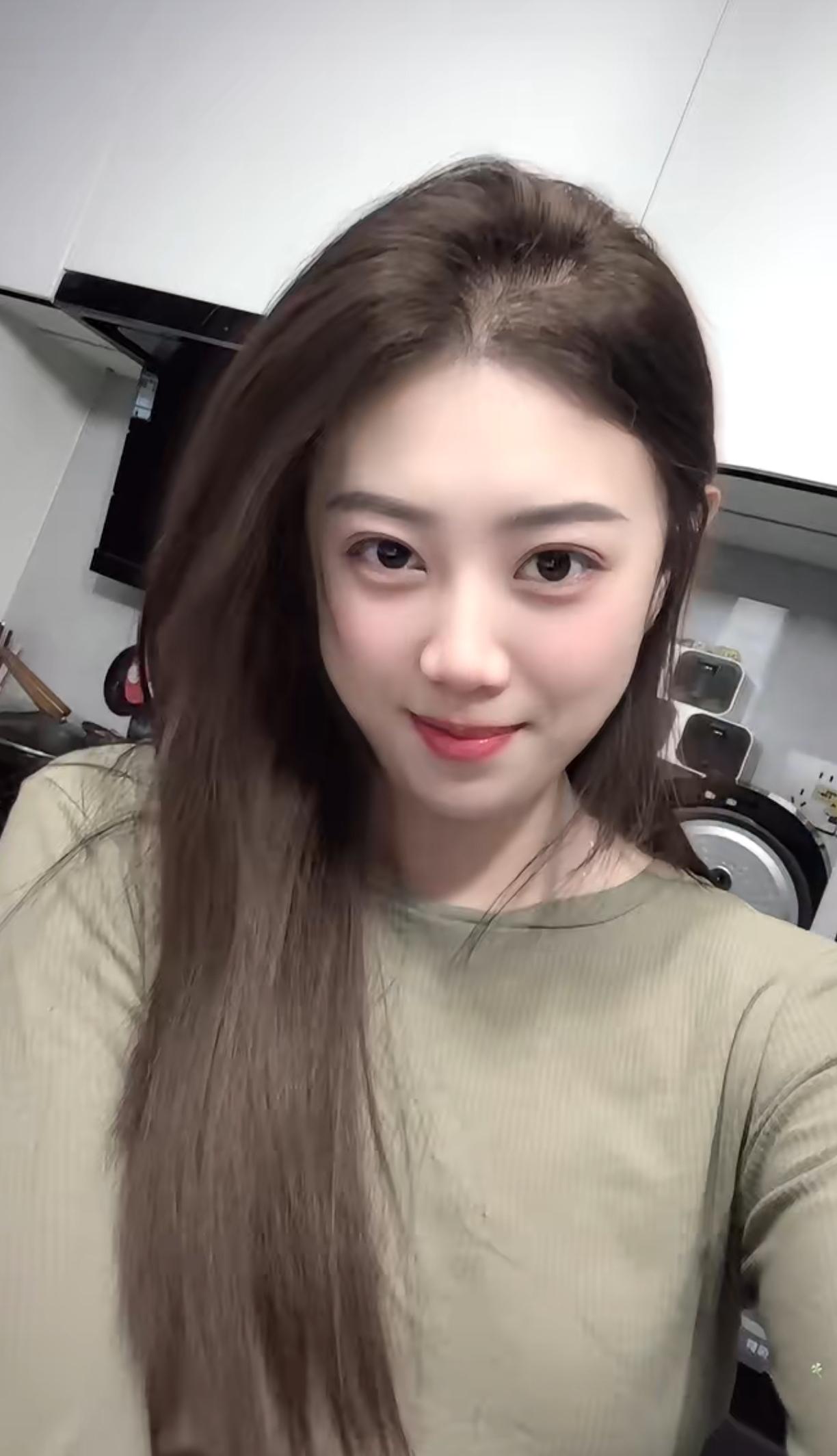漂亮女孩笑起来更好看。