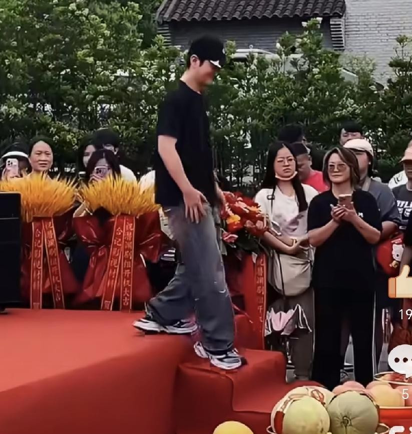 黄晓明在新戏开机现场这一脚踩出来，直接把台下围观的人全给整不会了。原本一身普普通通的黑色短袖搭牛仔裤