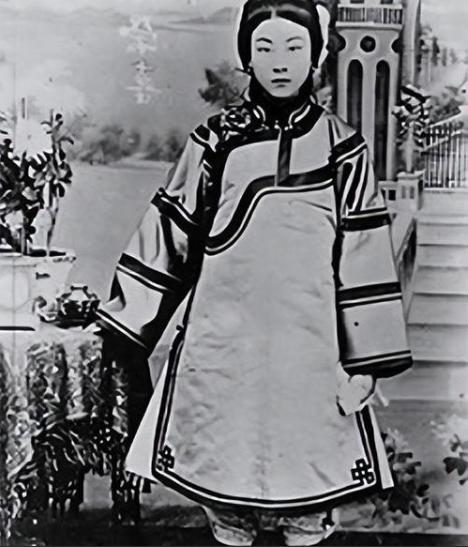 1917年，40岁军阀王德庆病逝。临终前，他偷偷留给17岁小妾30万大洋，嘱咐小