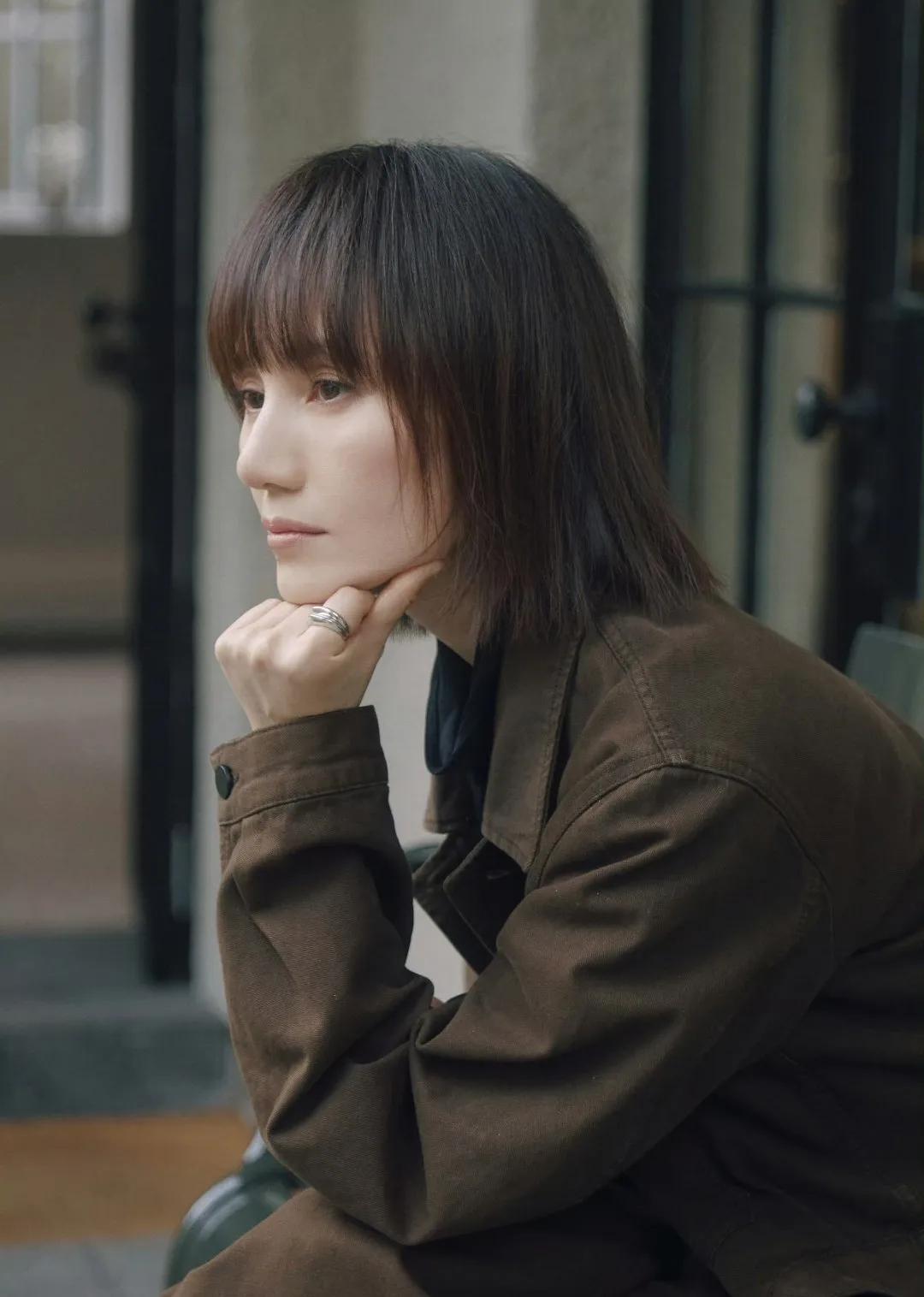 袁泉棕色套装，松弛感天花板✨袁泉这套深棕工装夹克+阔腿裤，同色系穿搭直接把