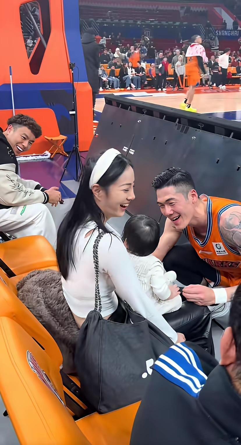 职业球员钱不少挣还都不缺美女老婆。