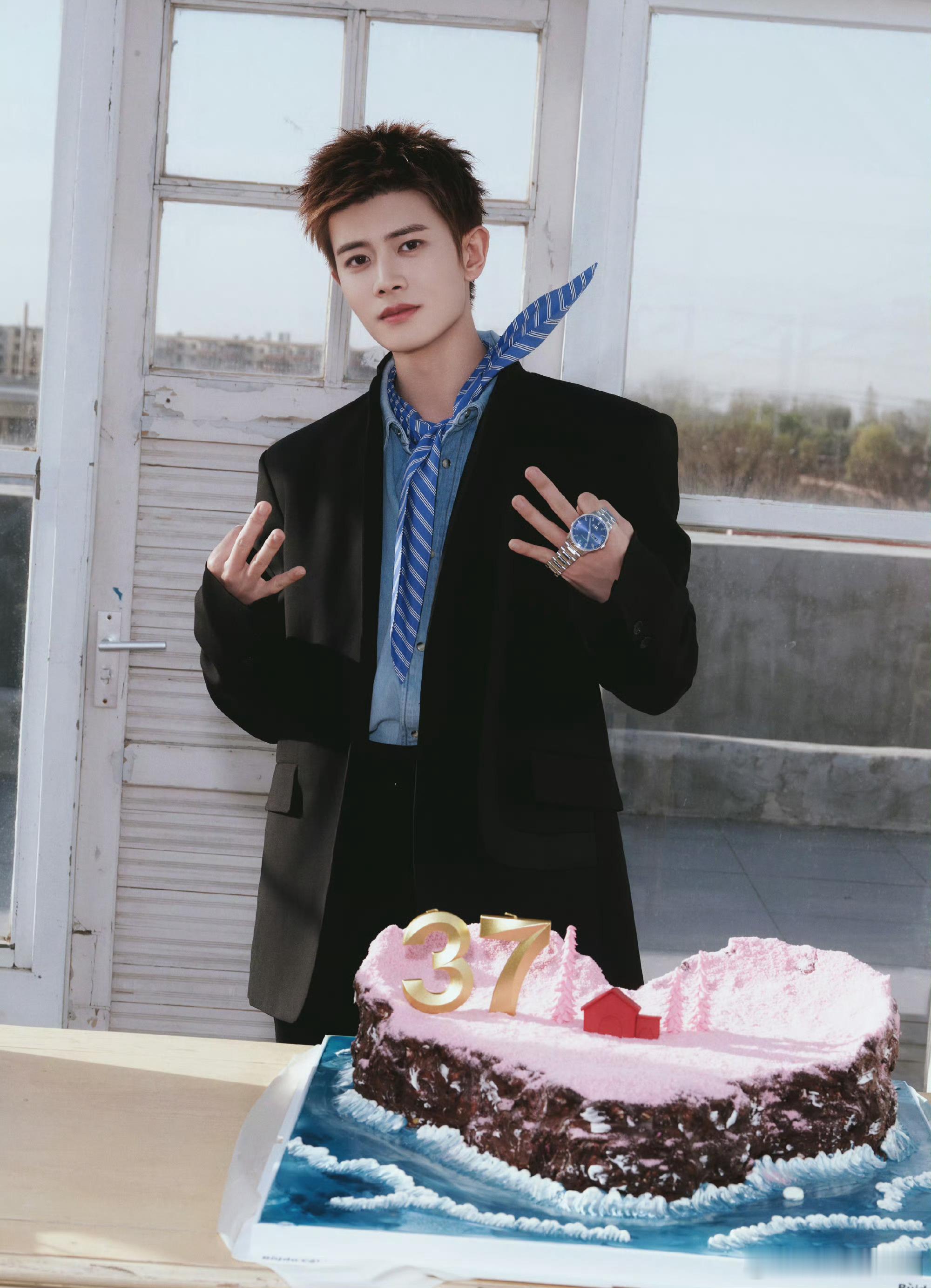 今天是任嘉伦的生日耶！！国超哥哥生日快乐呀！新的一岁里，㊗️全能的超哥继续，在一