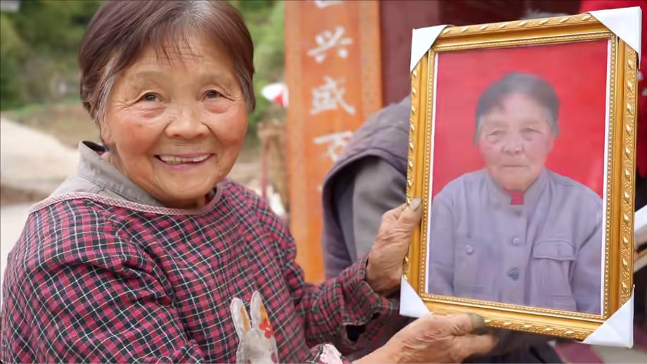 福建24岁博主回到家乡，主动提出为村里老人免费拍摄遗照。他原本担心老人们会忌讳