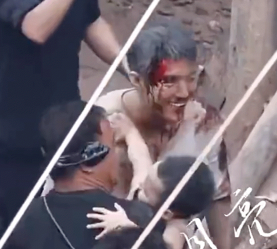 肖战你也有今天哈哈哈哈哈哈小孩子才不管你是谁呢，不让亲就是不让亲！！肖战没想到吧