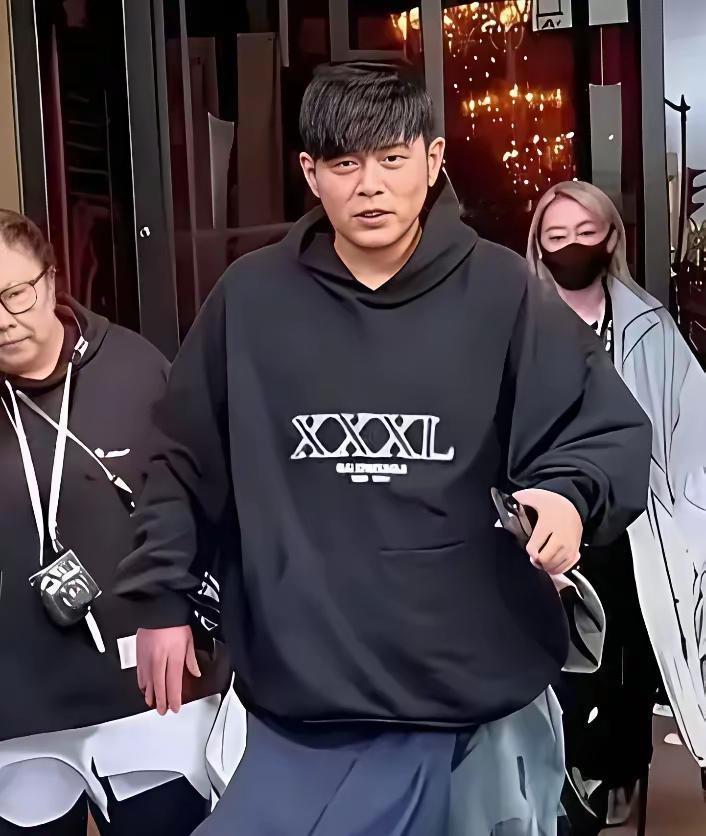 经常看到说周杰伦一直戴假发的消息，不知道是不是真的，我觉得就算他真的脱发了，