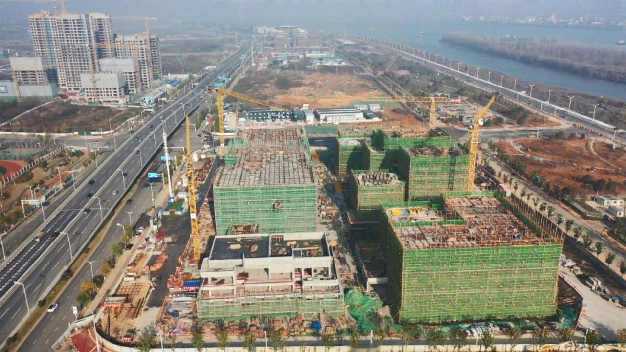 湘江之畔，大泽湖片区建设热潮涌动。作为长沙全球研发中心城市建设的重要载体，海归小