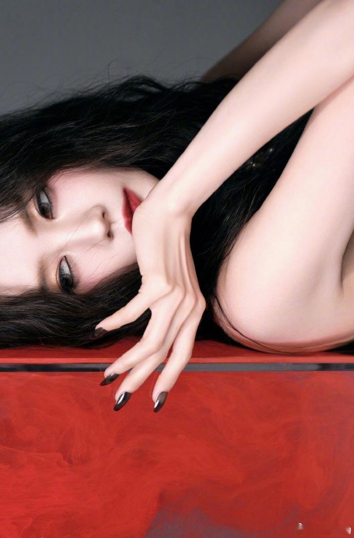 李一桐万妖之王杀回来了李一桐美回出道时期时隔多年再演妖王，状态完全看不出岁月痕迹