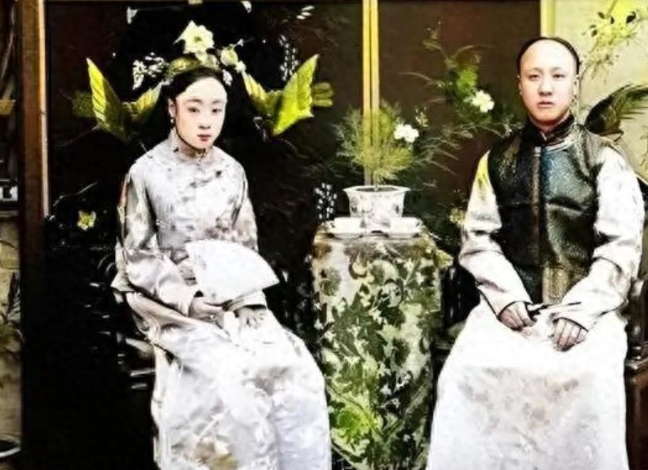 这是醇亲王载沣与福晋幼兰。夫妻俩一辈子衣食无忧，却过得并不幸福。幼兰脾气刚烈火爆