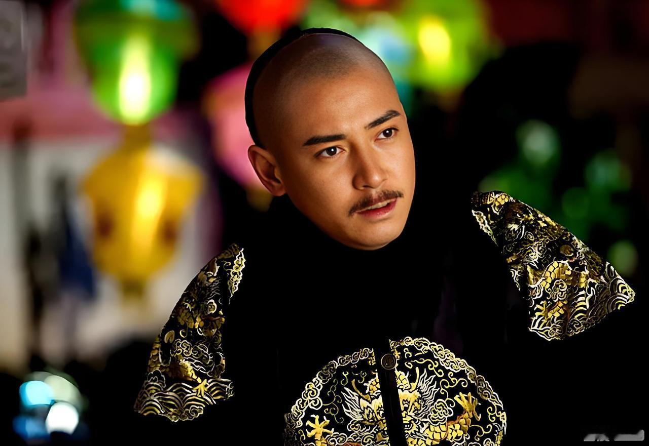 多铎染病暴毙的那一天，多尔衮的王座已经开始动摇，不用说更进一步觊觎皇位，就算保全