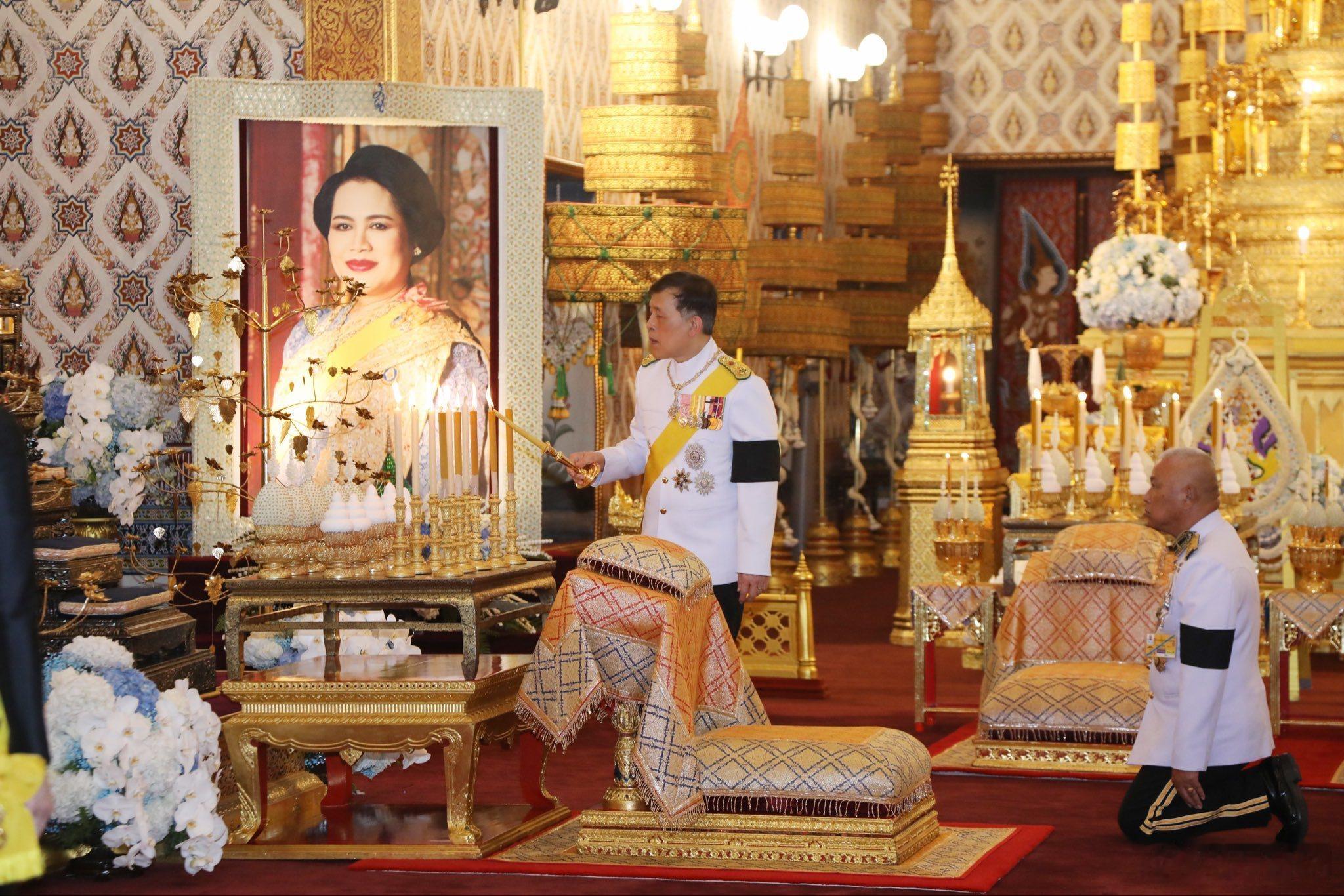 泰国王室🇹🇭泰国诗丽吉王太后去世10月26日,泰国王室成员出席宗教诵经仪式