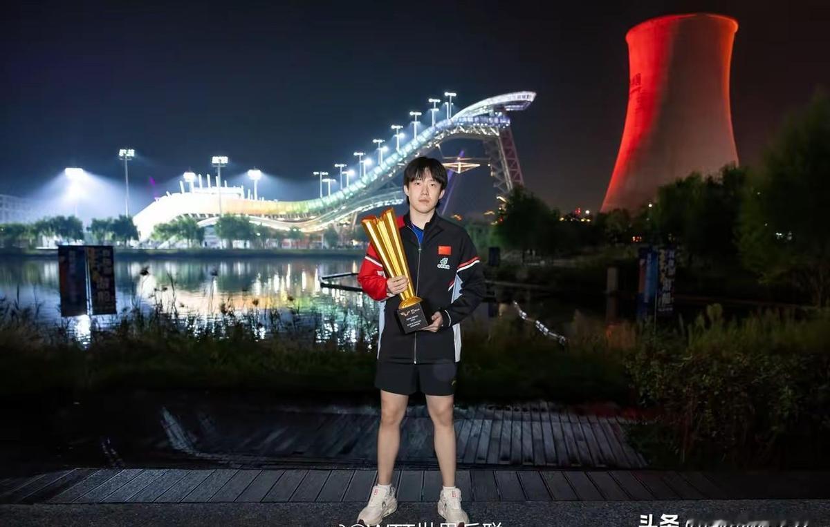 王楚钦和孙颖莎没同框，不是不想，是拍不了。现场人太多，安保直接喊停合影，连站一