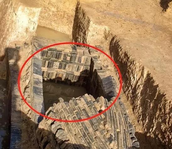 1955年，苏州市园林局为了清理虎丘剑池，把池子里的水全抽干了！不料，就在清理完