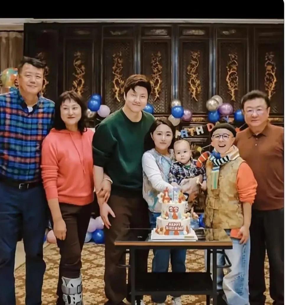金龟子一家全家福照片，金龟子一家都不怎么高，她大概才过1.5米，女儿基本接她的