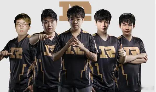 接上一条，弹幕说查理斯帮xiao8洗，查理斯说自己是一码归一码，不会乱喷任何人，