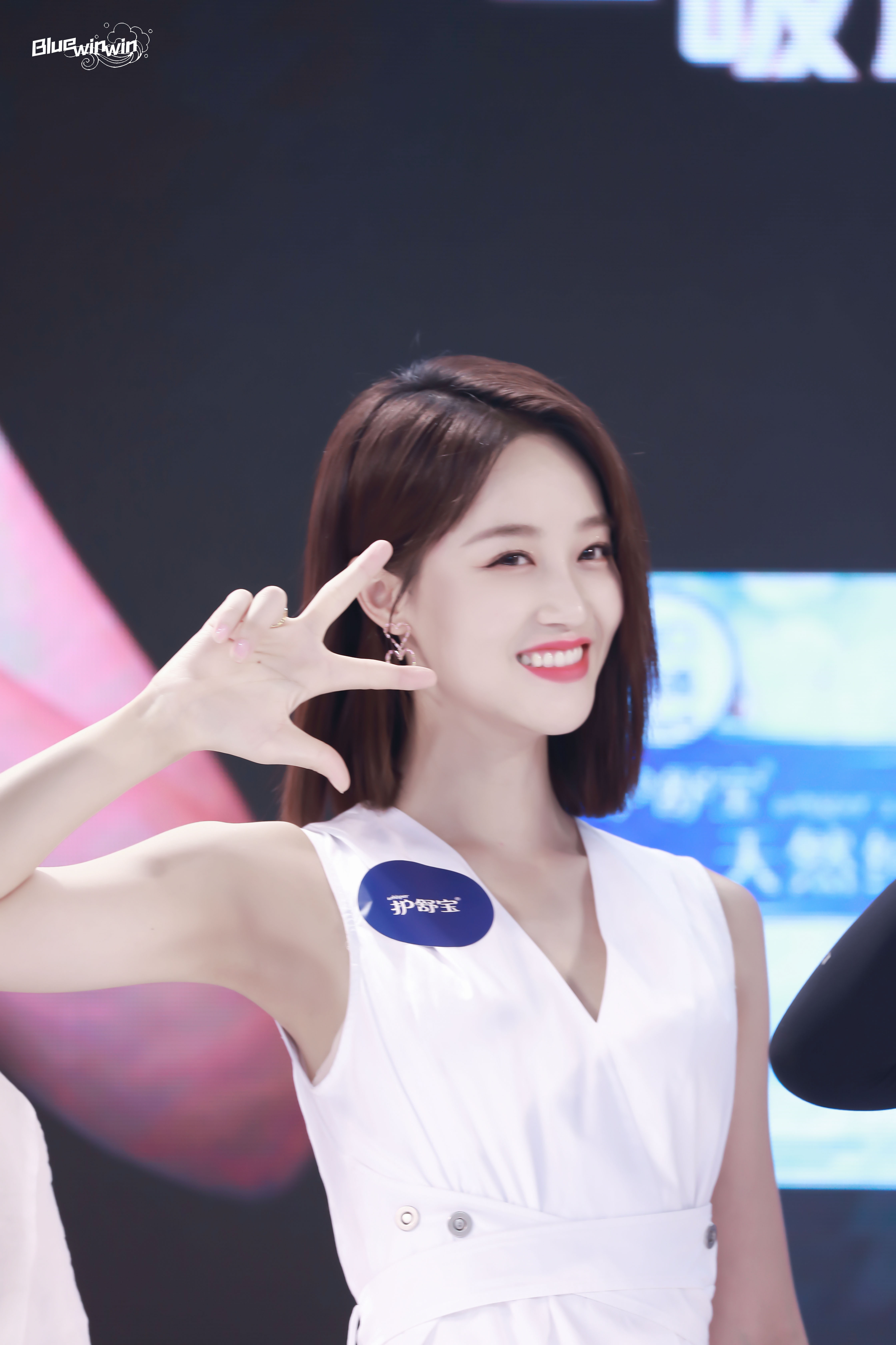 蓝盈莹一袭白裙，优雅从容2020.7.25