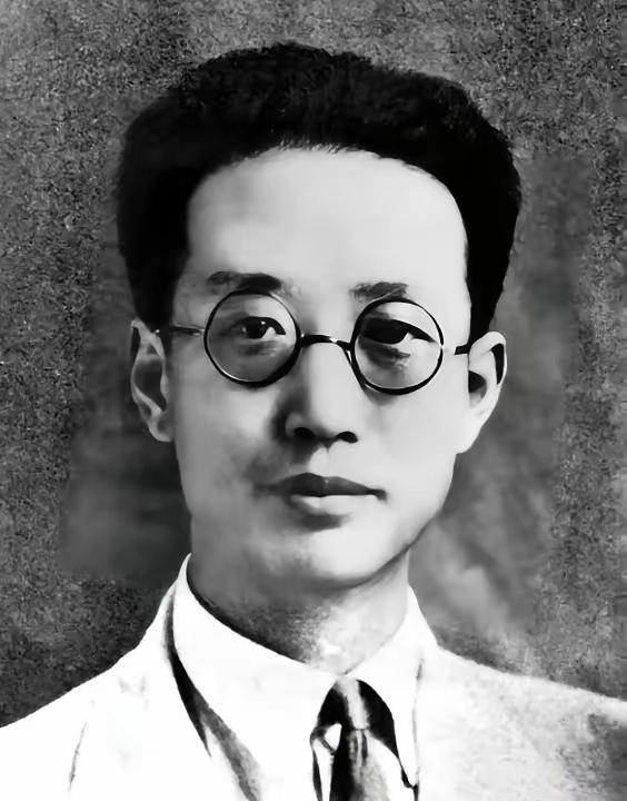 一同参观瞿秋白纪念馆，朋友问道：“瞿秋白相当于什么地位？”淡然一笑：“他是党内极