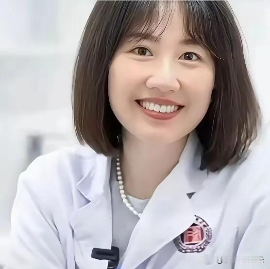 曾主任貌美如花面相好，一看就是很好的人，许多人都为她发声，她早就离婚了，是单亲妈