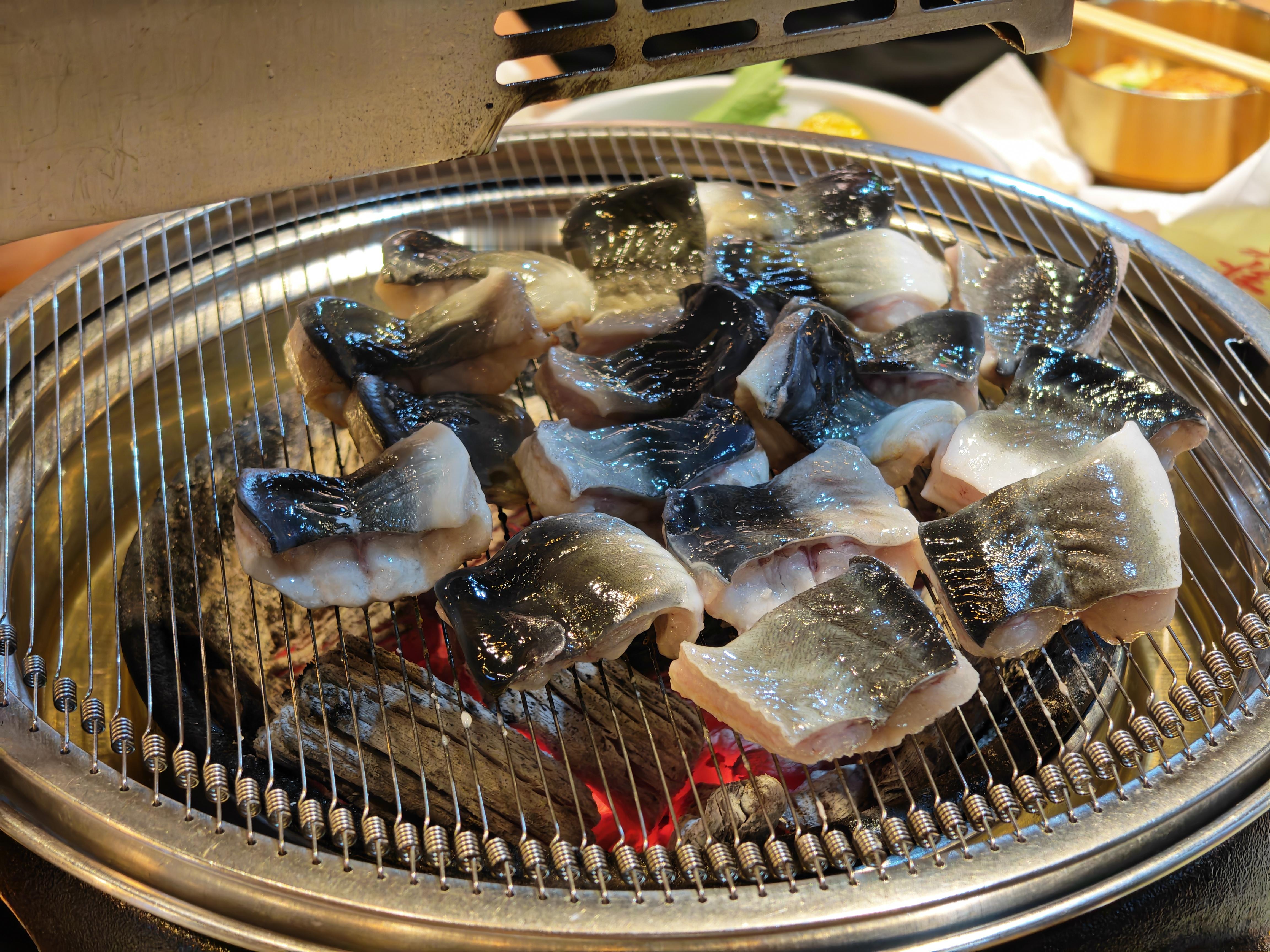 打卡沈阳味家烤鳗鱼整体感觉没有北京的虎兵卫权威但是主食真好吃料汁有点单