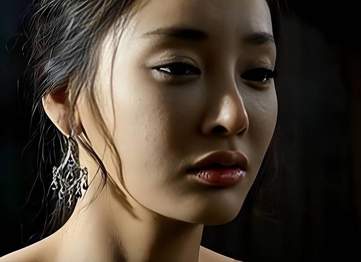 2006年，张紫妍被经纪公司老板金承勋带进首尔一家私立医院，做了绝育手术。那一