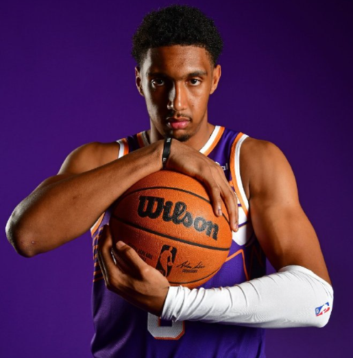 真没想到弗莱明把邓恩给激活了，这俩人搭档锋线太适配了，邓恩打不了四号位，强项是对