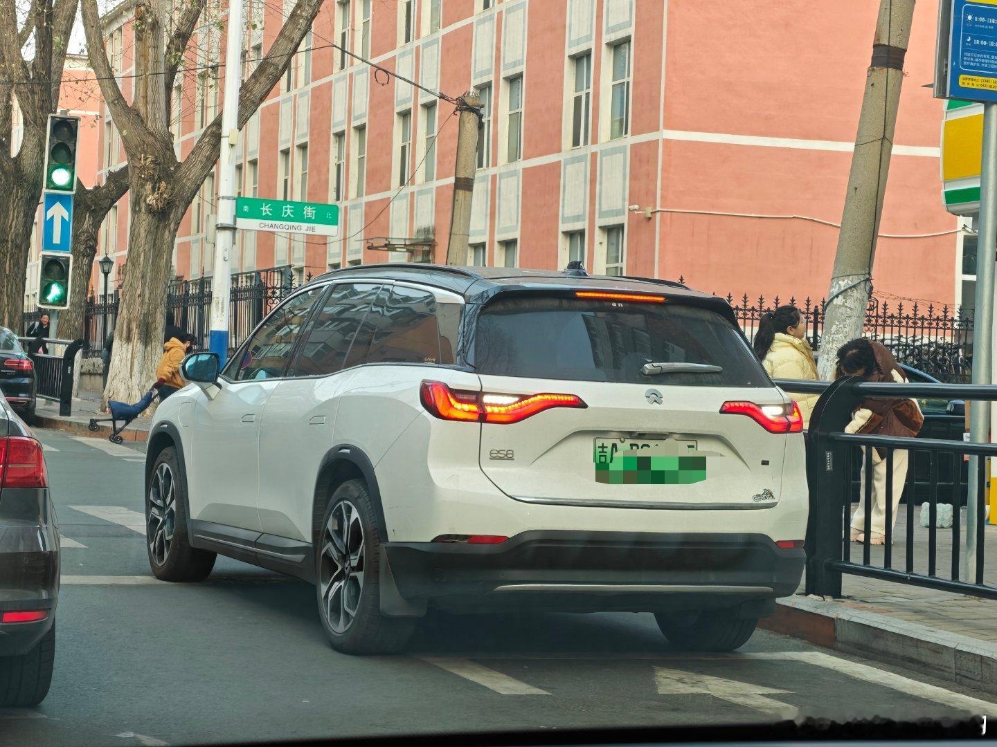 早晨路边见到一台老款蔚来es8，在感叹和全新es8比起来尾灯均匀性差不少的同时脑