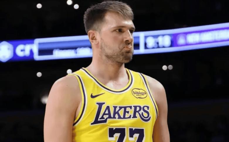 独行侠把浓眉、欧文摆上货架了。欧文刚刚4000万的年薪，性价比高，你们没兴趣？