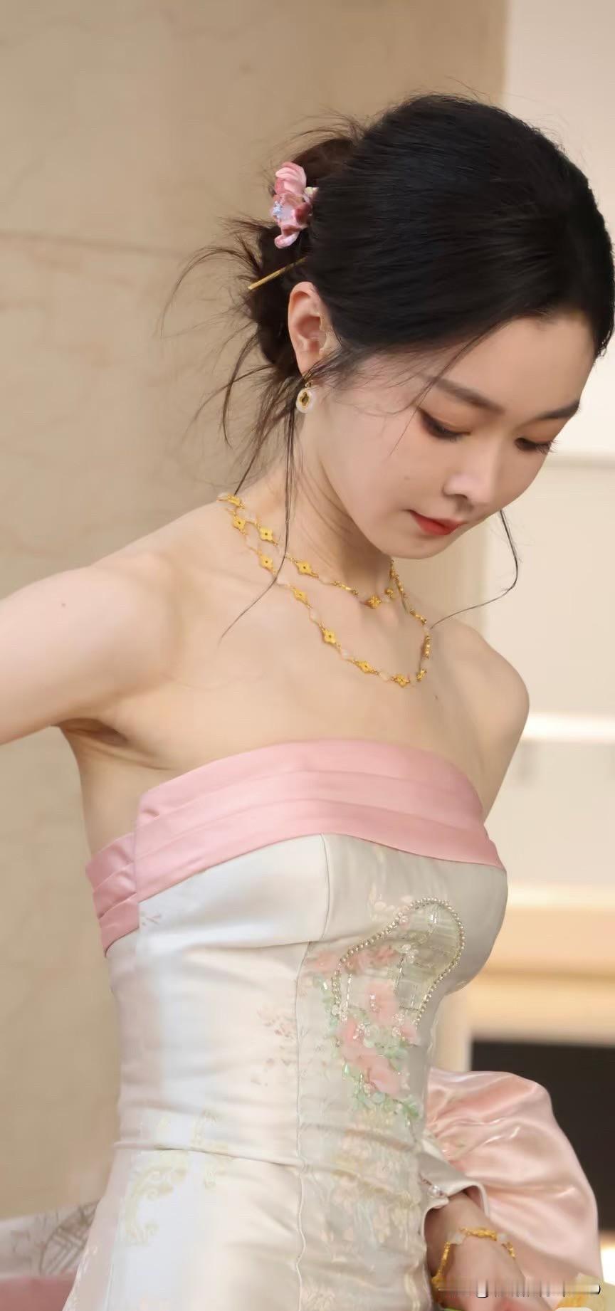 宋轶的这组照片好瘦呀，但是很美，古典华丽