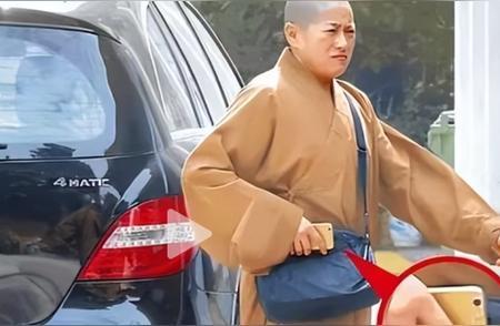 她白天吃斋念佛、诵经打坐，是众人眼中清心寡欲的虔诚尼姑，夜晚竟戴上假发、脚穿黑丝