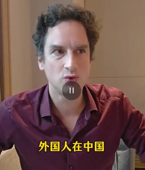 误会闹大了！法国游客坐高铁扫码进站，旁人全部放行唯独自己被拦下，当场直呼遭到歧视